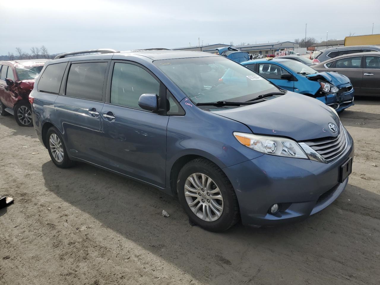 2015 TOYOTA SIENNA XLE - Фото 4