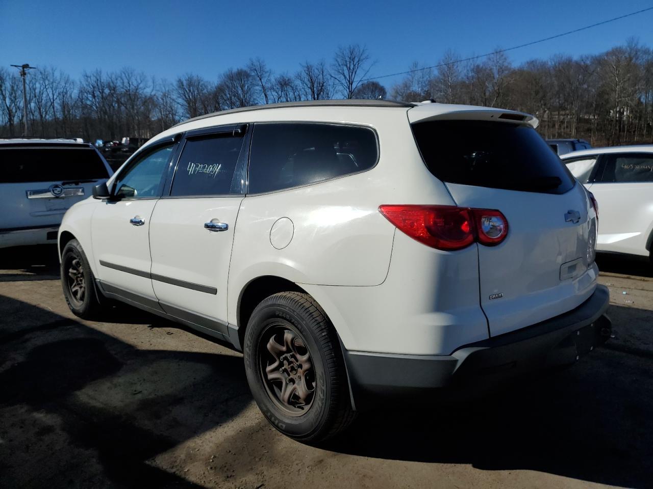 2011 CHEVROLET TRAVERSE L - Image 2
