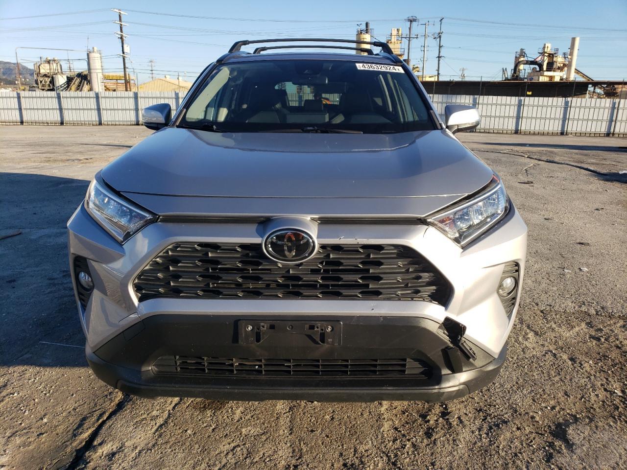 2019 TOYOTA RAV4 XLE P - Фото 5