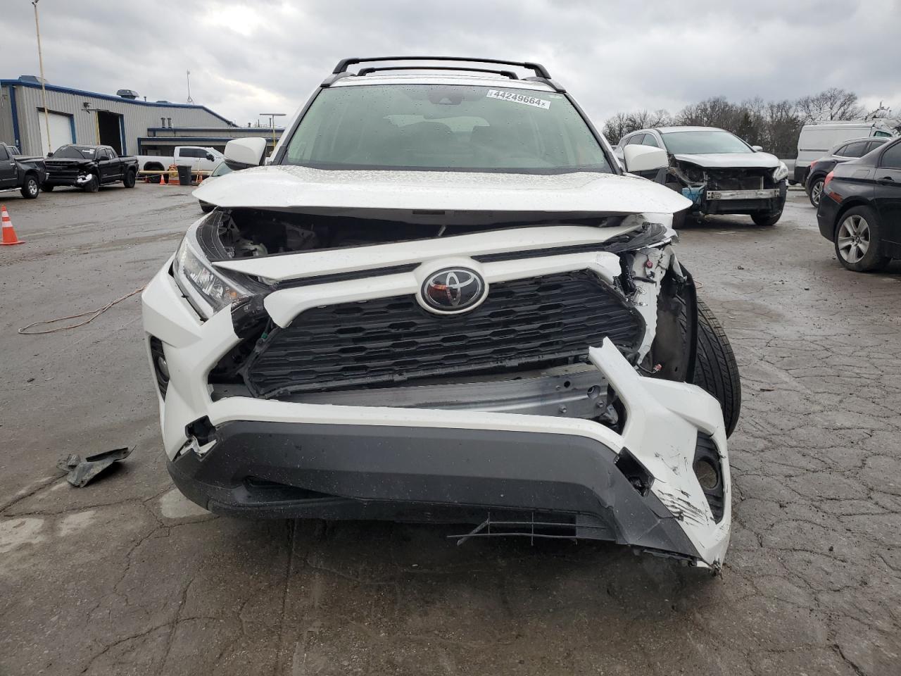 2019 TOYOTA RAV4 XLE P - Фото 5