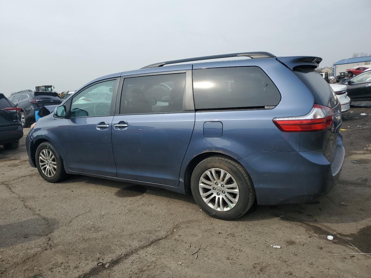 2015 TOYOTA SIENNA XLE - Фото 2