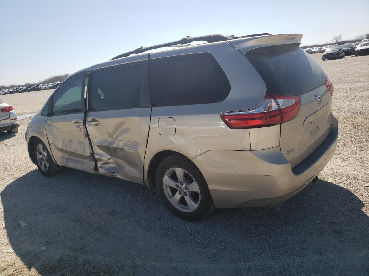 2015 TOYOTA SIENNA LE - Фото 2