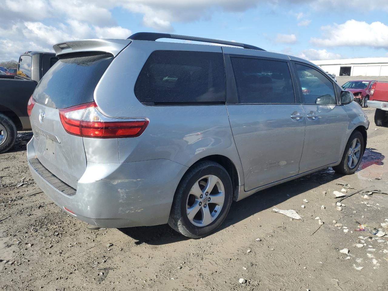 2015 TOYOTA SIENNA LE - Фото 3