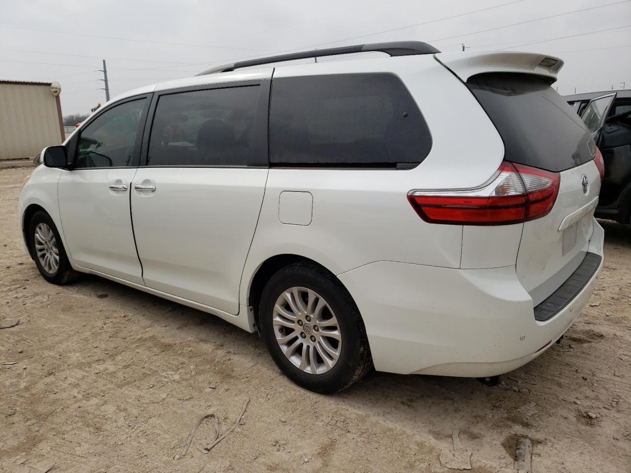 2015 TOYOTA SIENNA XLE - Image 2