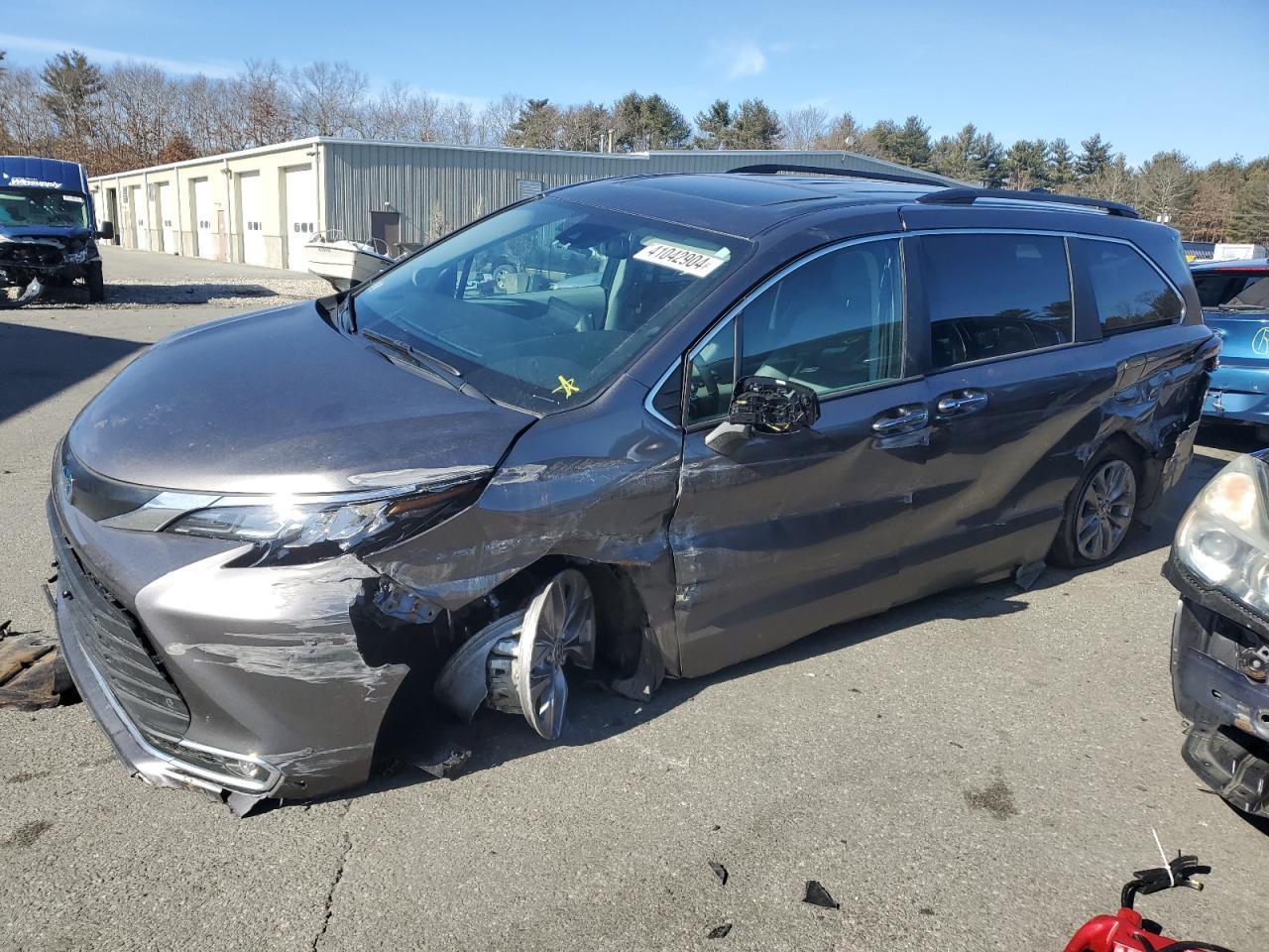 2023 TOYOTA SIENNA XLE car image