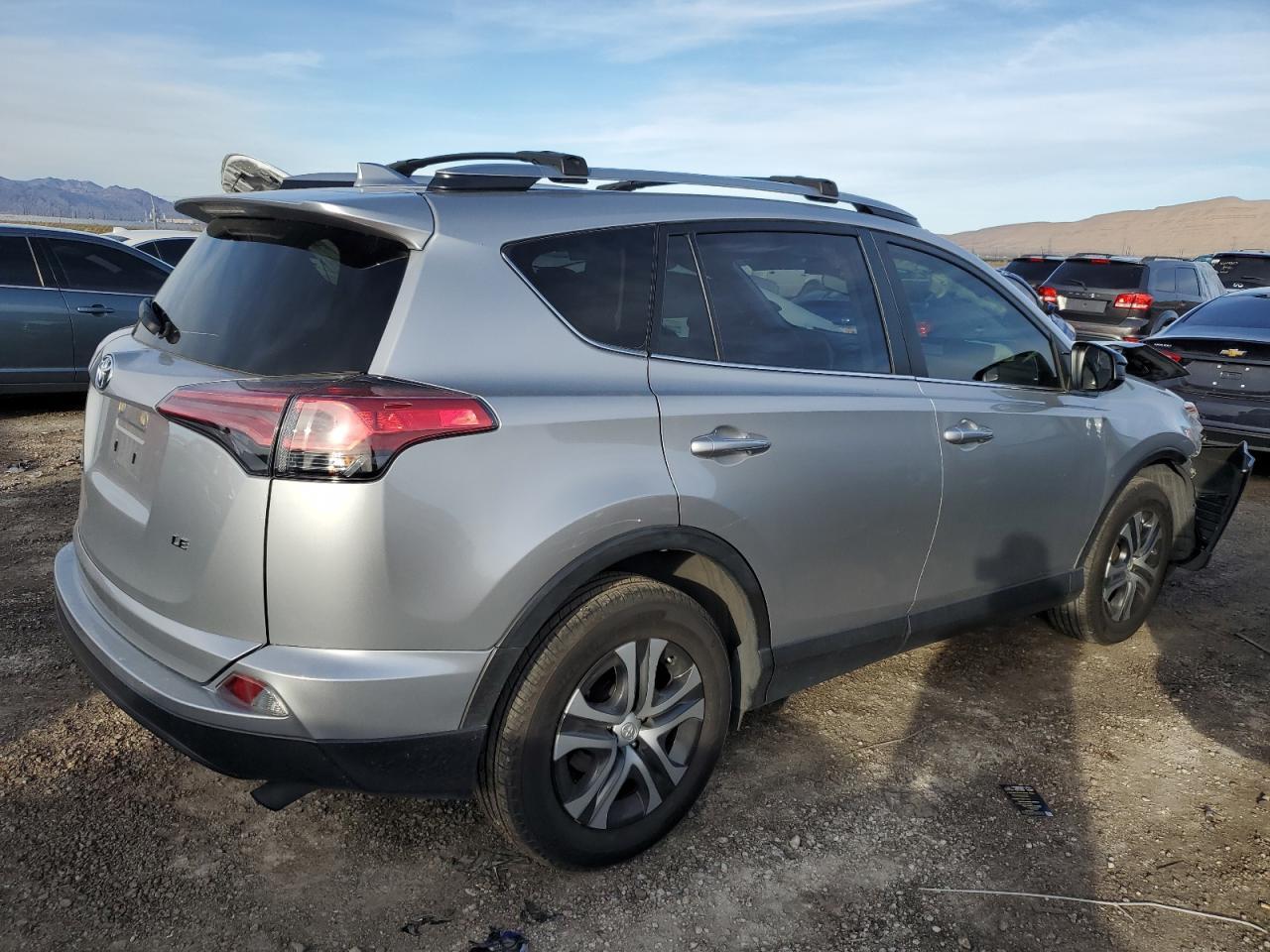 2018 TOYOTA RAV4 LE - Фото 3