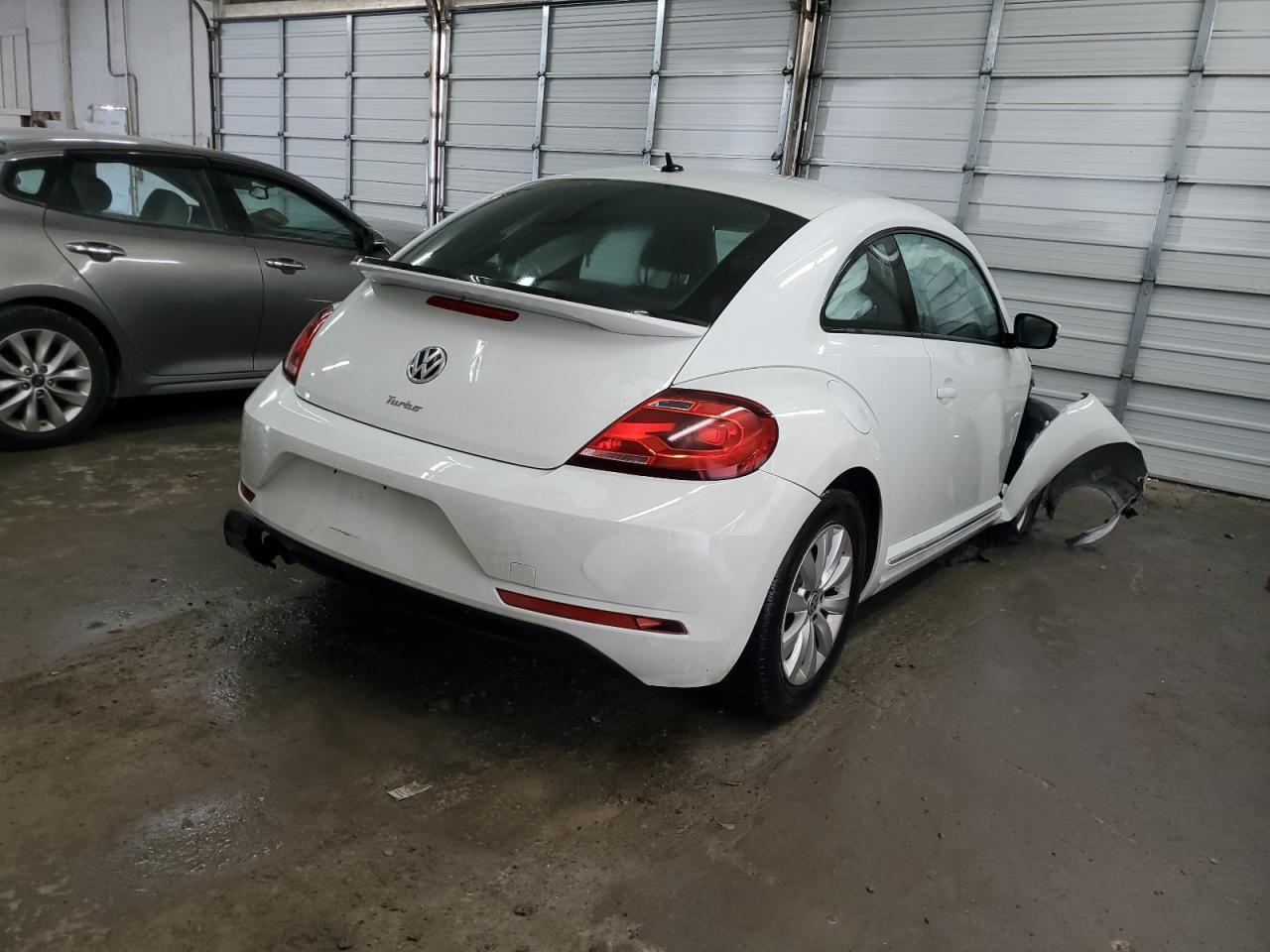 2019 VOLKSWAGEN BEETLE S - Фото 3