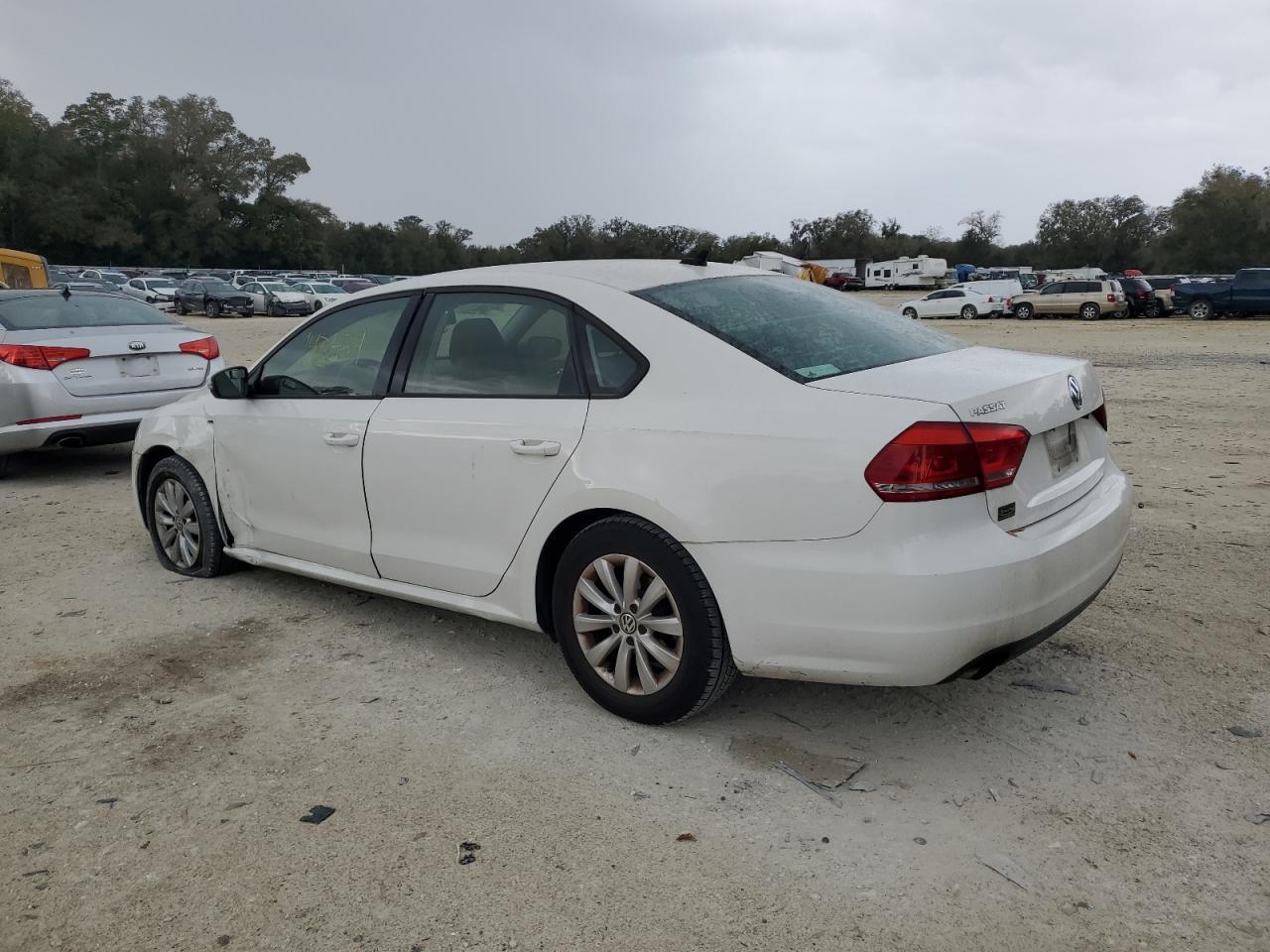 2015 VOLKSWAGEN PASSAT S - Image 2