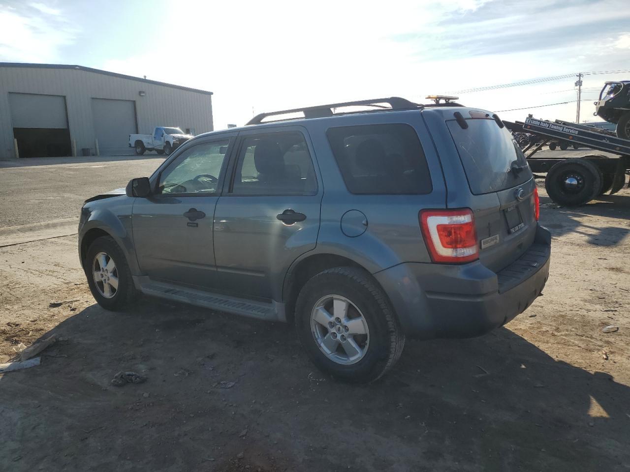 2010 FORD ESCAPE XLT - Image 2