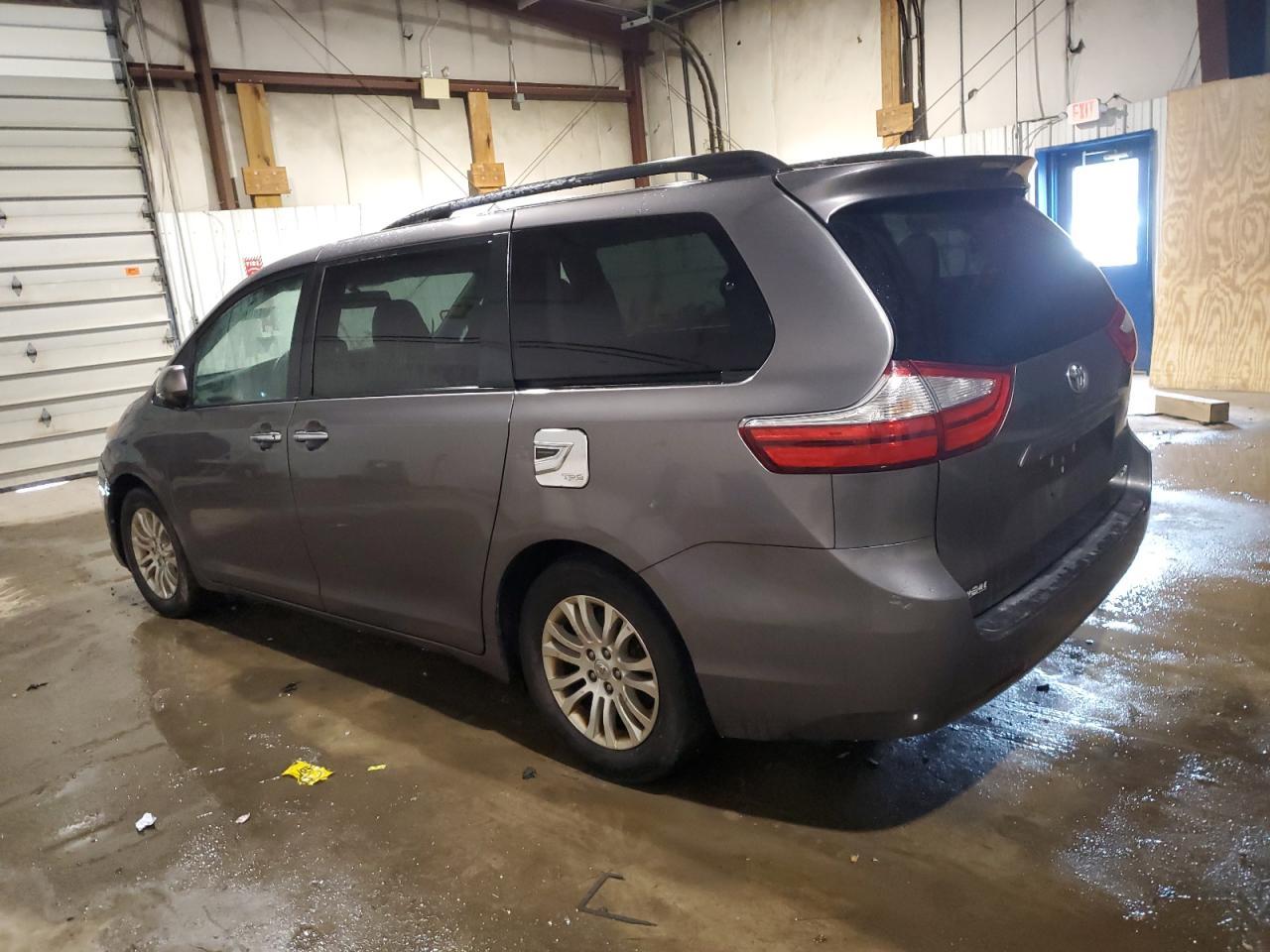 2015 TOYOTA SIENNA XLE - Image 2