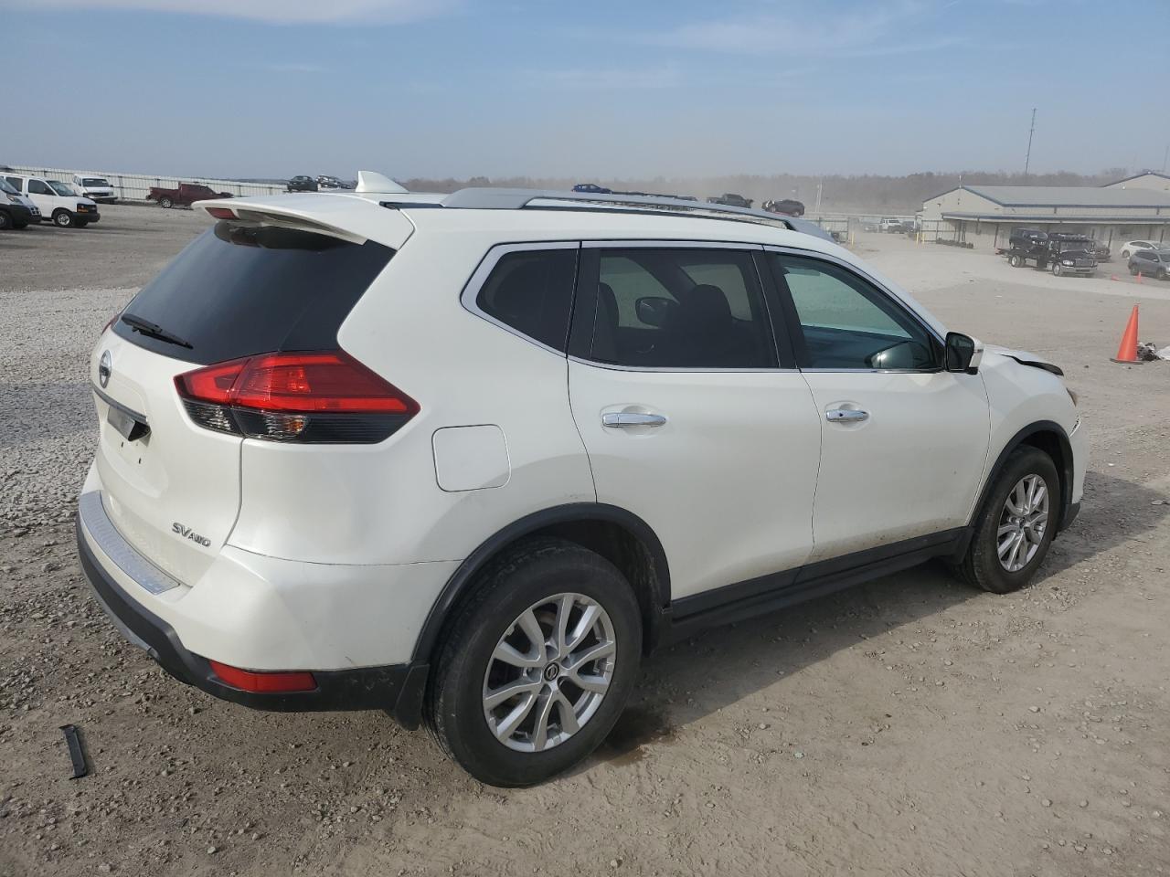 2017 NISSAN ROGUE SV - Фото 3