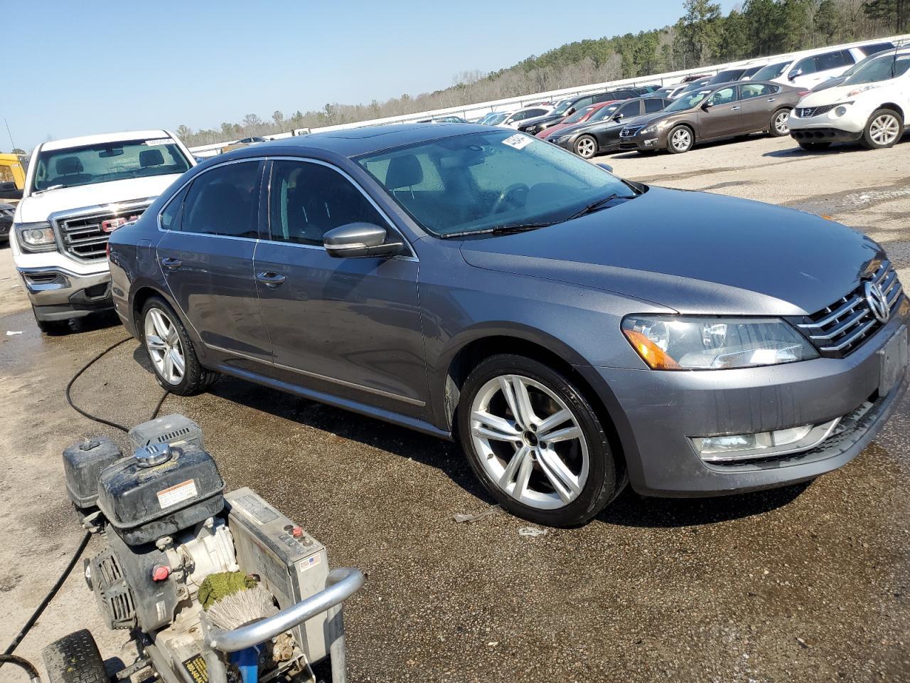 2014 VOLKSWAGEN PASSAT SEL - Image 4