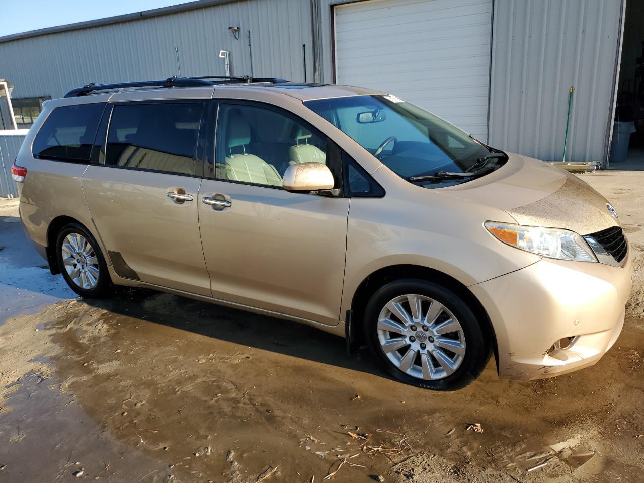 2011 TOYOTA SIENNA XLE - Image 4