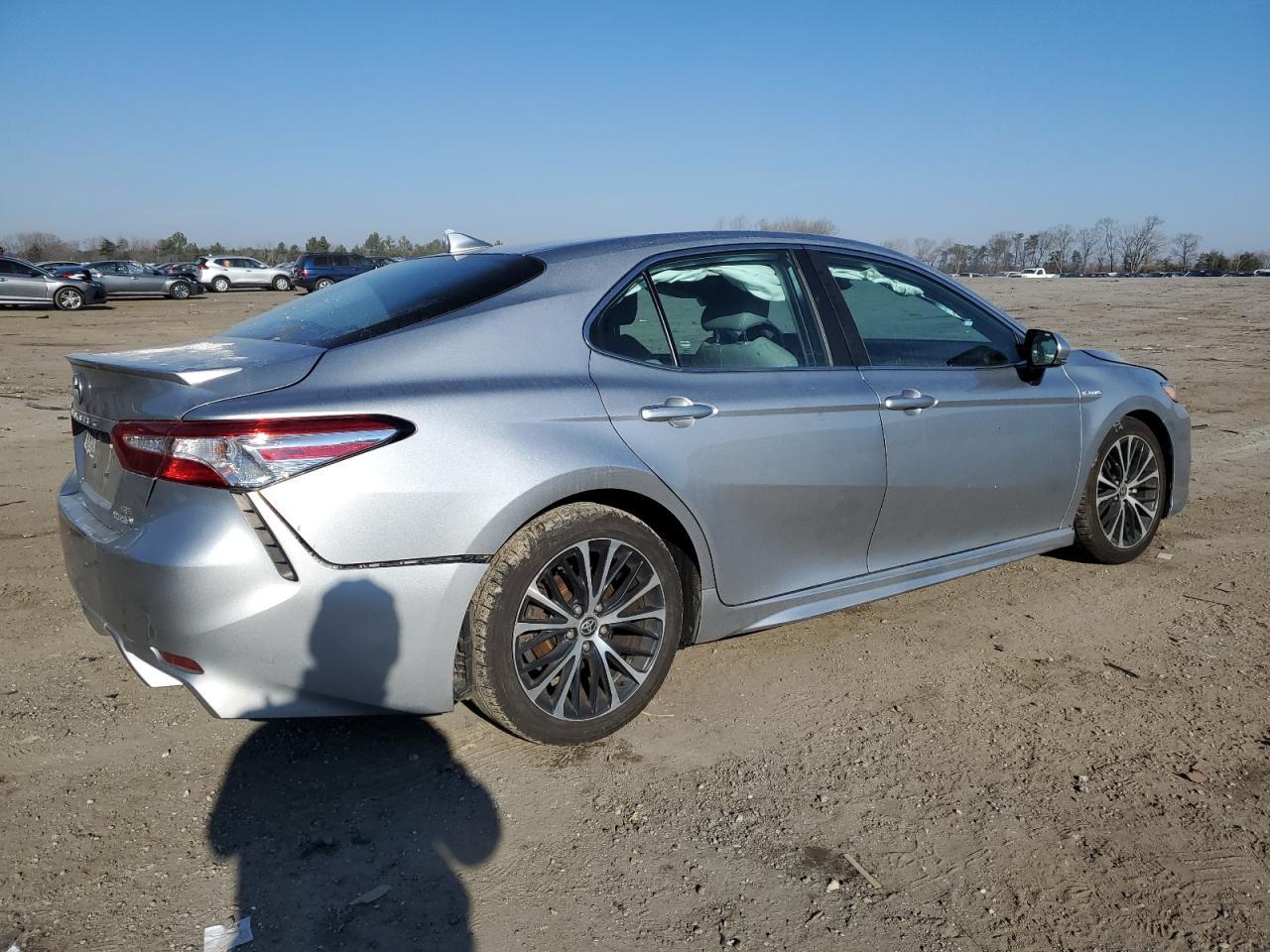2020 TOYOTA CAMRY SE - Фото 3