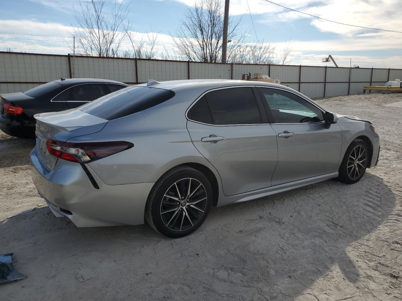 2021 TOYOTA CAMRY SE - Фото 3
