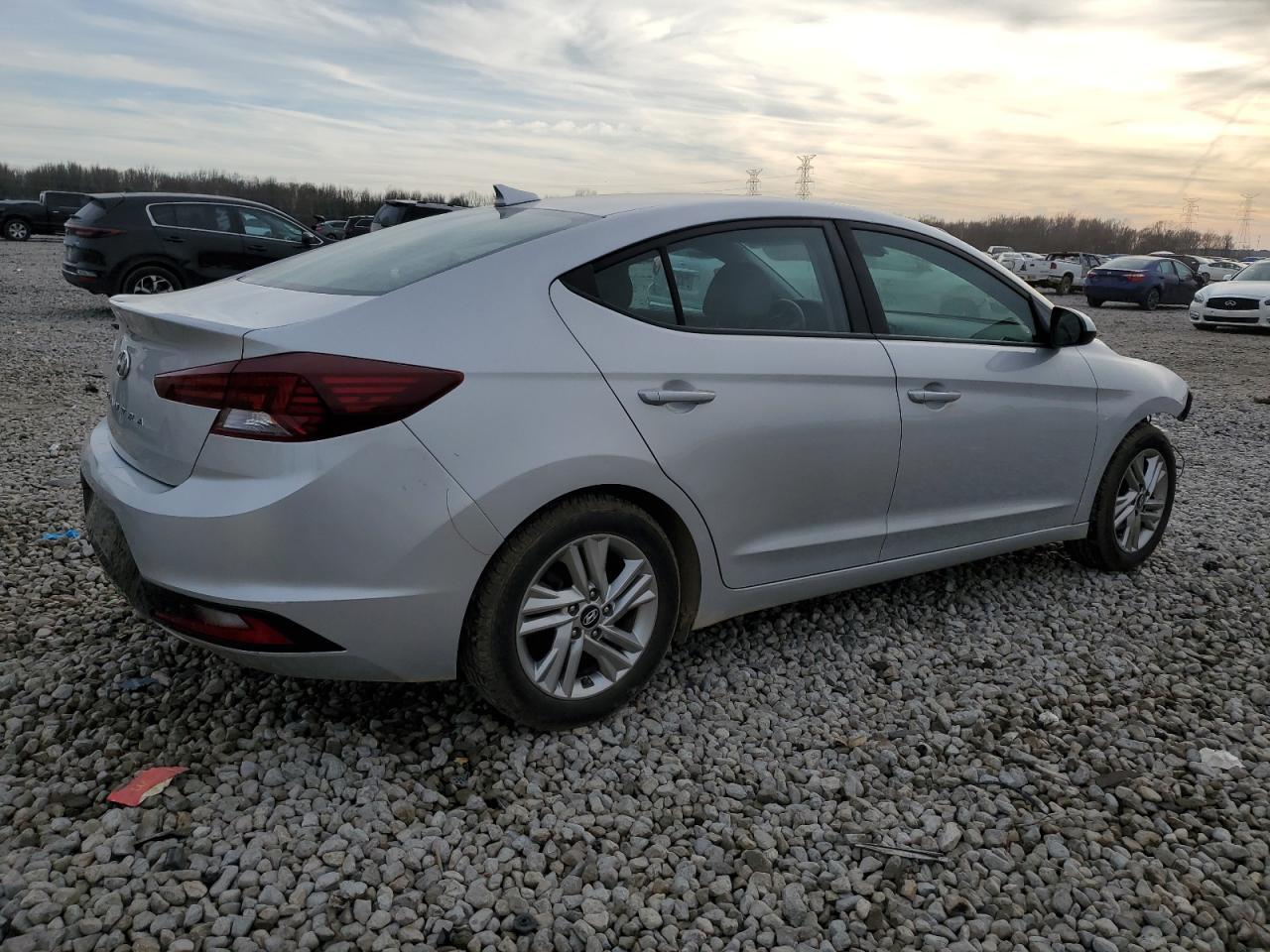 2019 HYUNDAI ELANTRA SE - Фото 3