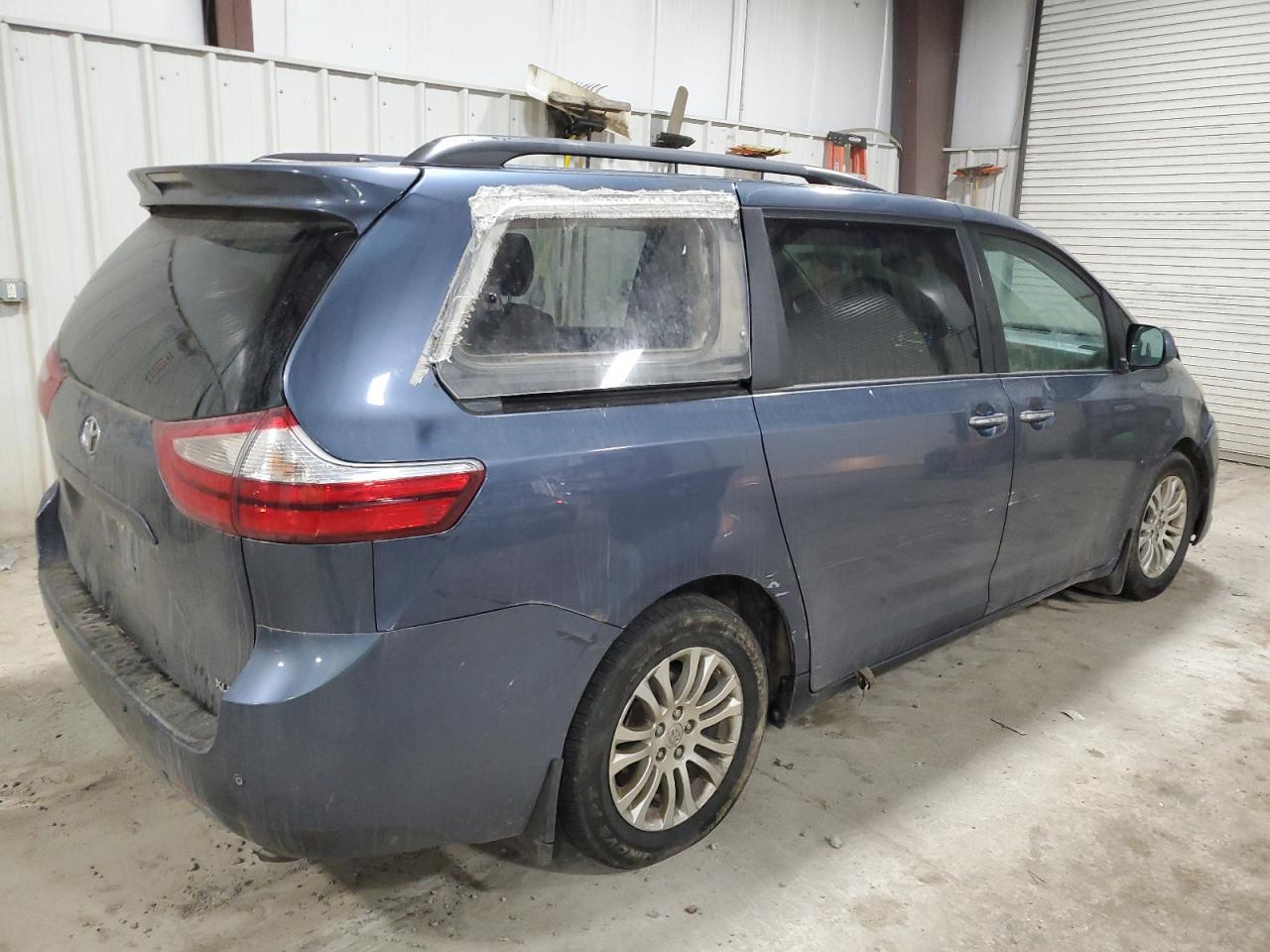2015 TOYOTA SIENNA XLE - Image 3