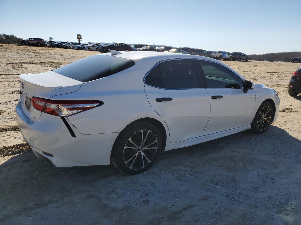 2020 TOYOTA CAMRY SE - Фото 3