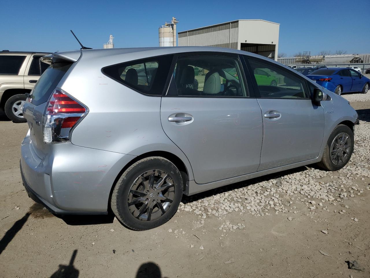 2015 TOYOTA PRIUS V - Image 3