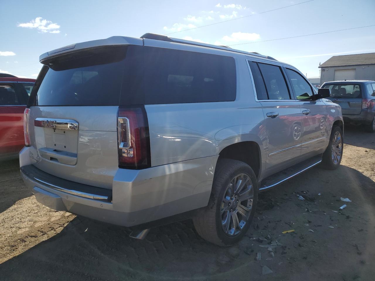 2016 GMC YUKON XL D - Фото 3