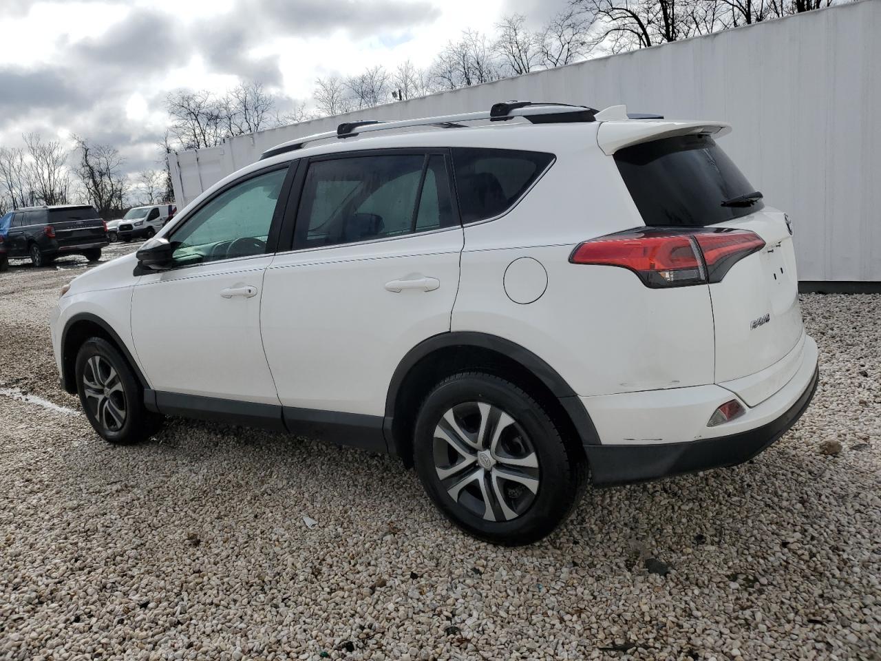 2017 TOYOTA RAV4 LE - Фото 2