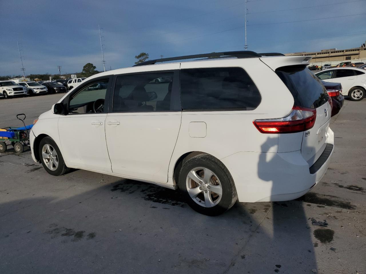 2015 TOYOTA SIENNA LE - Фото 2
