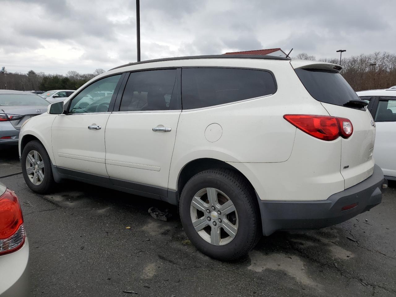 2011 CHEVROLET TRAVERSE L - Фото 2