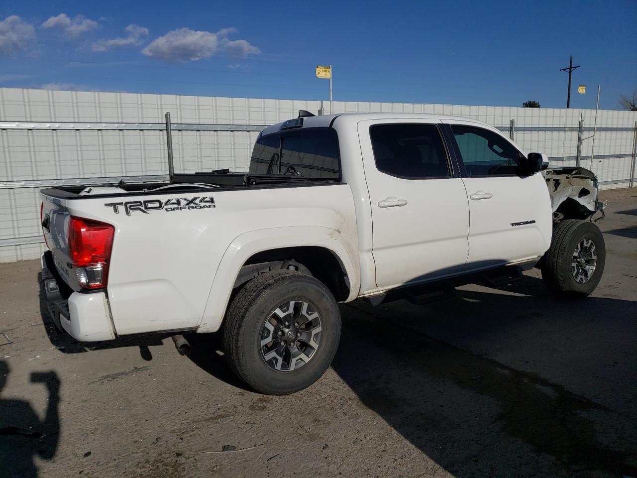 2017 TOYOTA TACOMA DOU - Фото 3