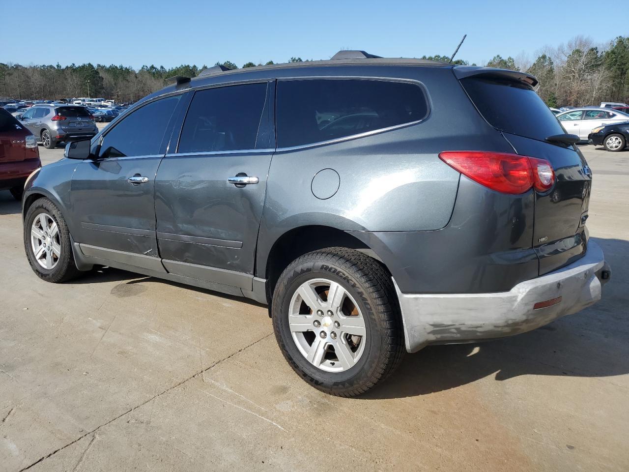 2011 CHEVROLET TRAVERSE L - Image 2