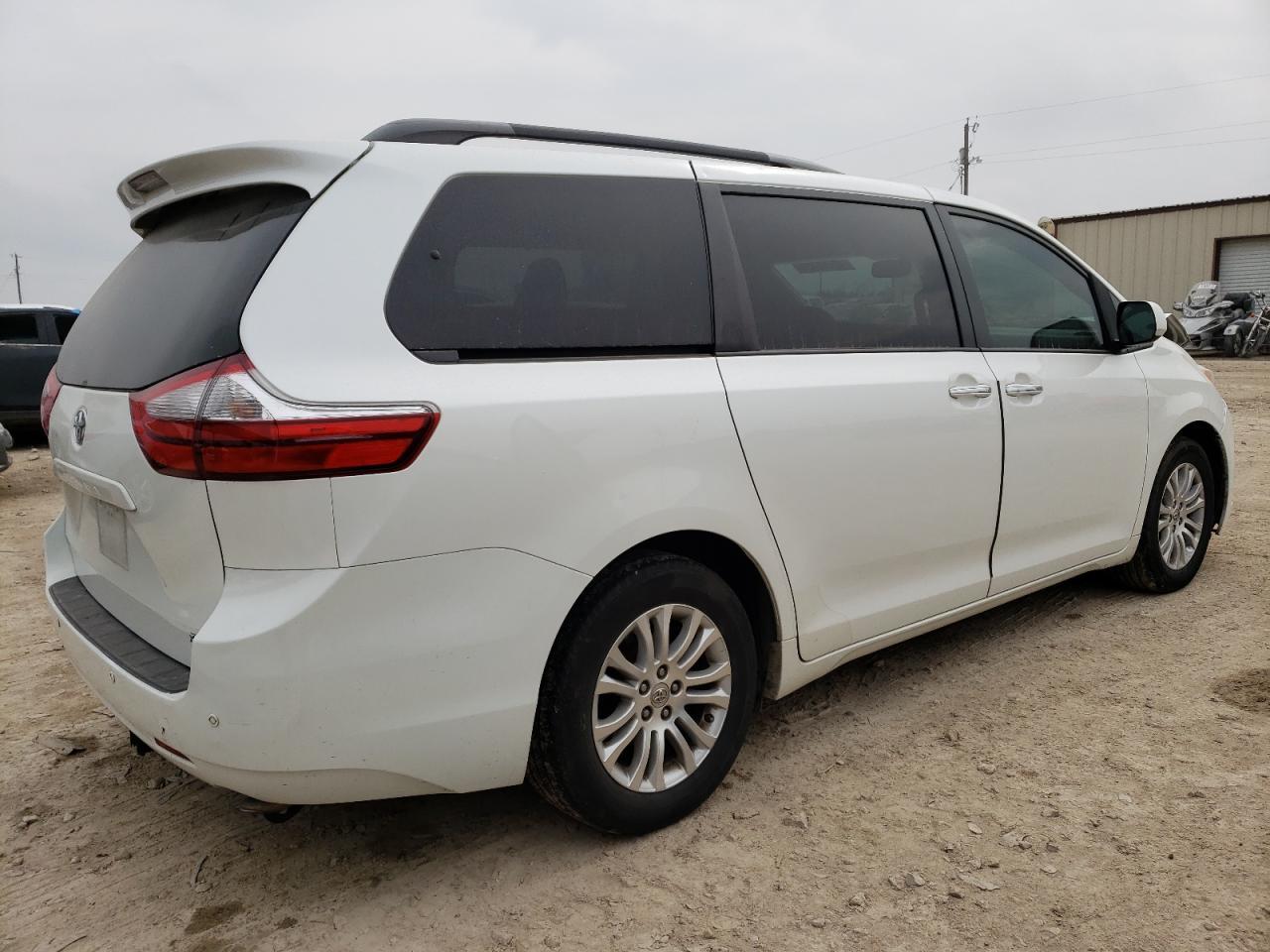 2015 TOYOTA SIENNA XLE - Image 3