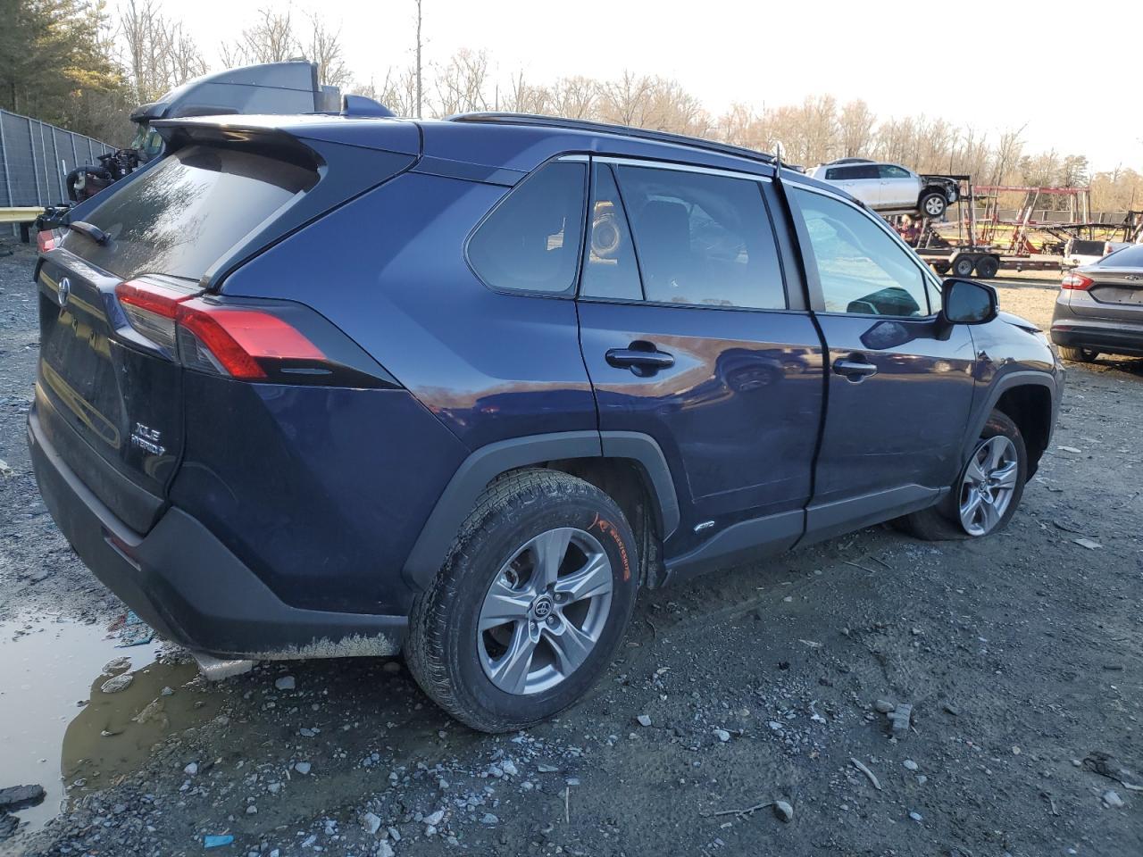 2022 TOYOTA RAV4 XLE - Фото 3