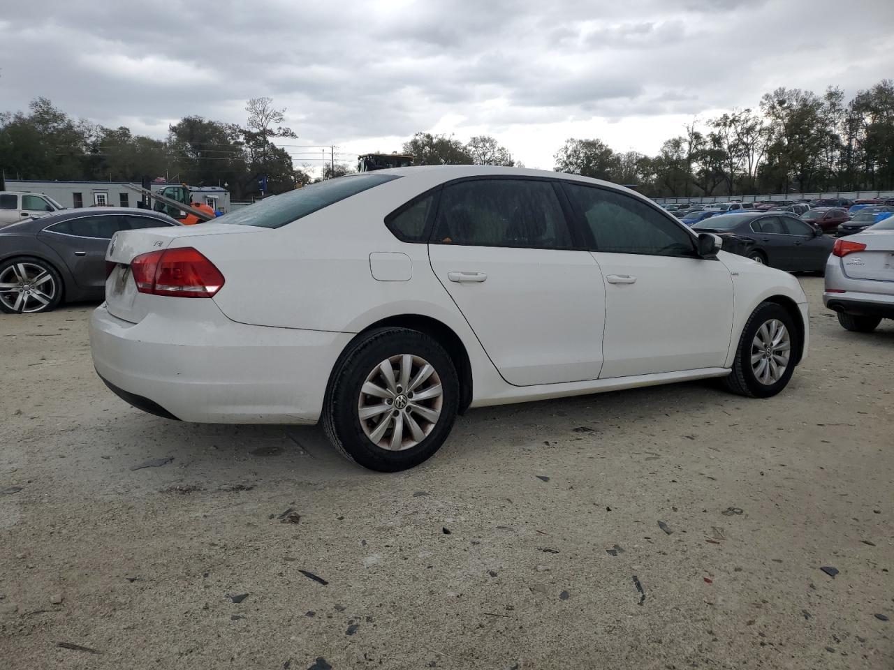 2015 VOLKSWAGEN PASSAT S - Image 3