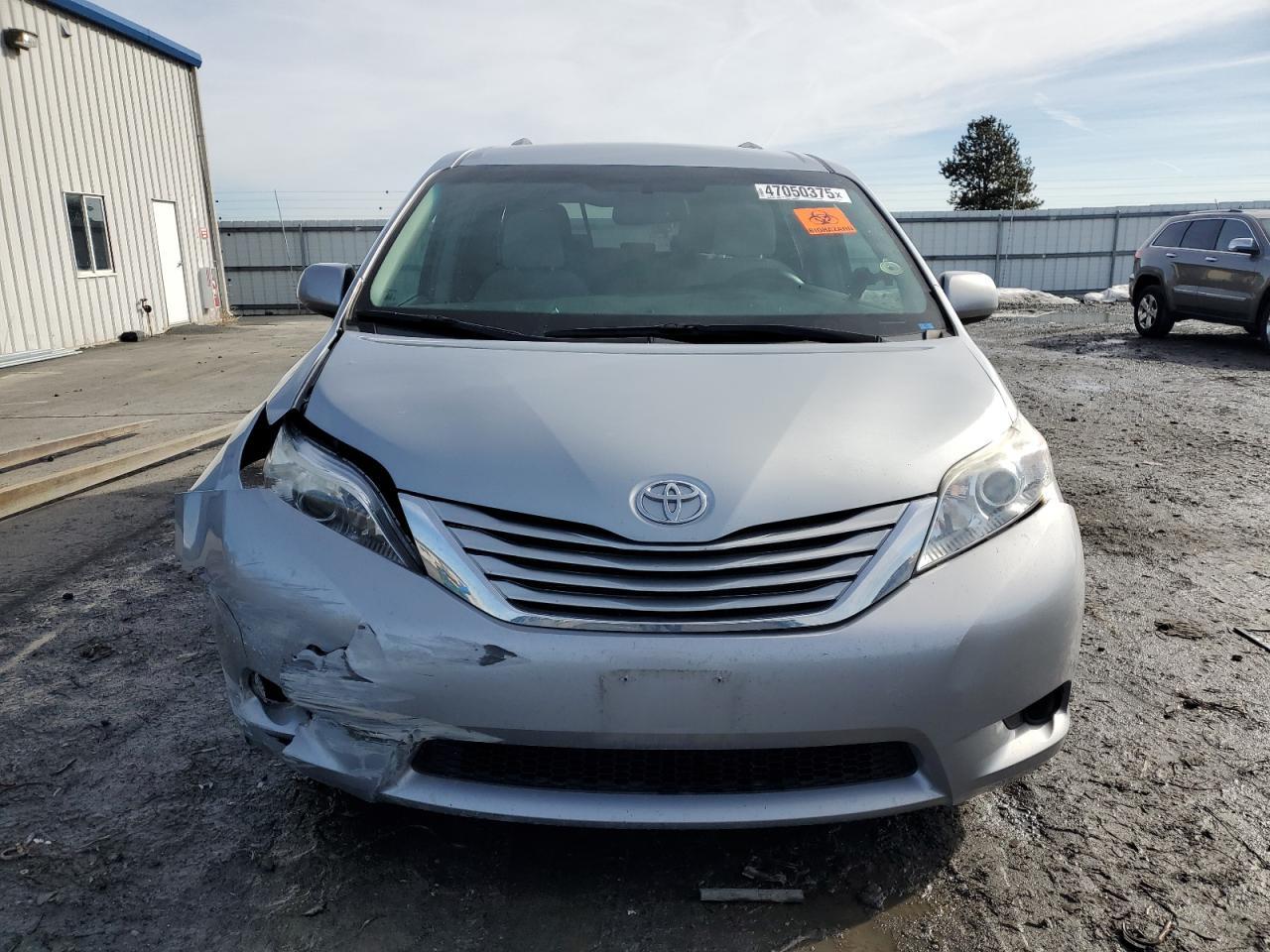 2015 TOYOTA SIENNA LE - Фото 5