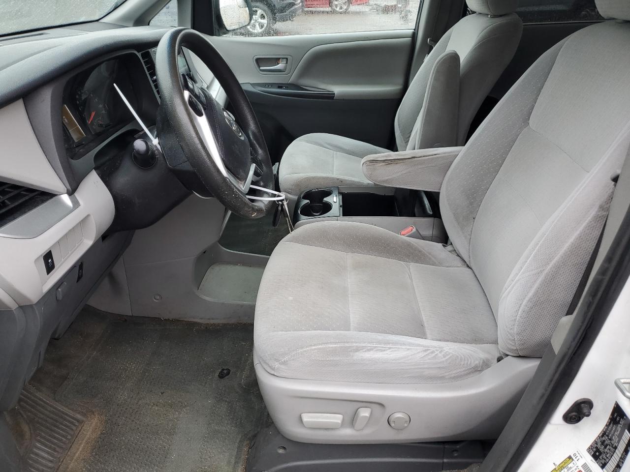 2015 TOYOTA SIENNA LE - Фото 7