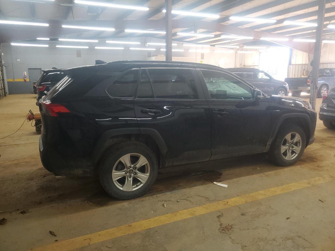 2020 TOYOTA RAV4 XLE - Фото 3