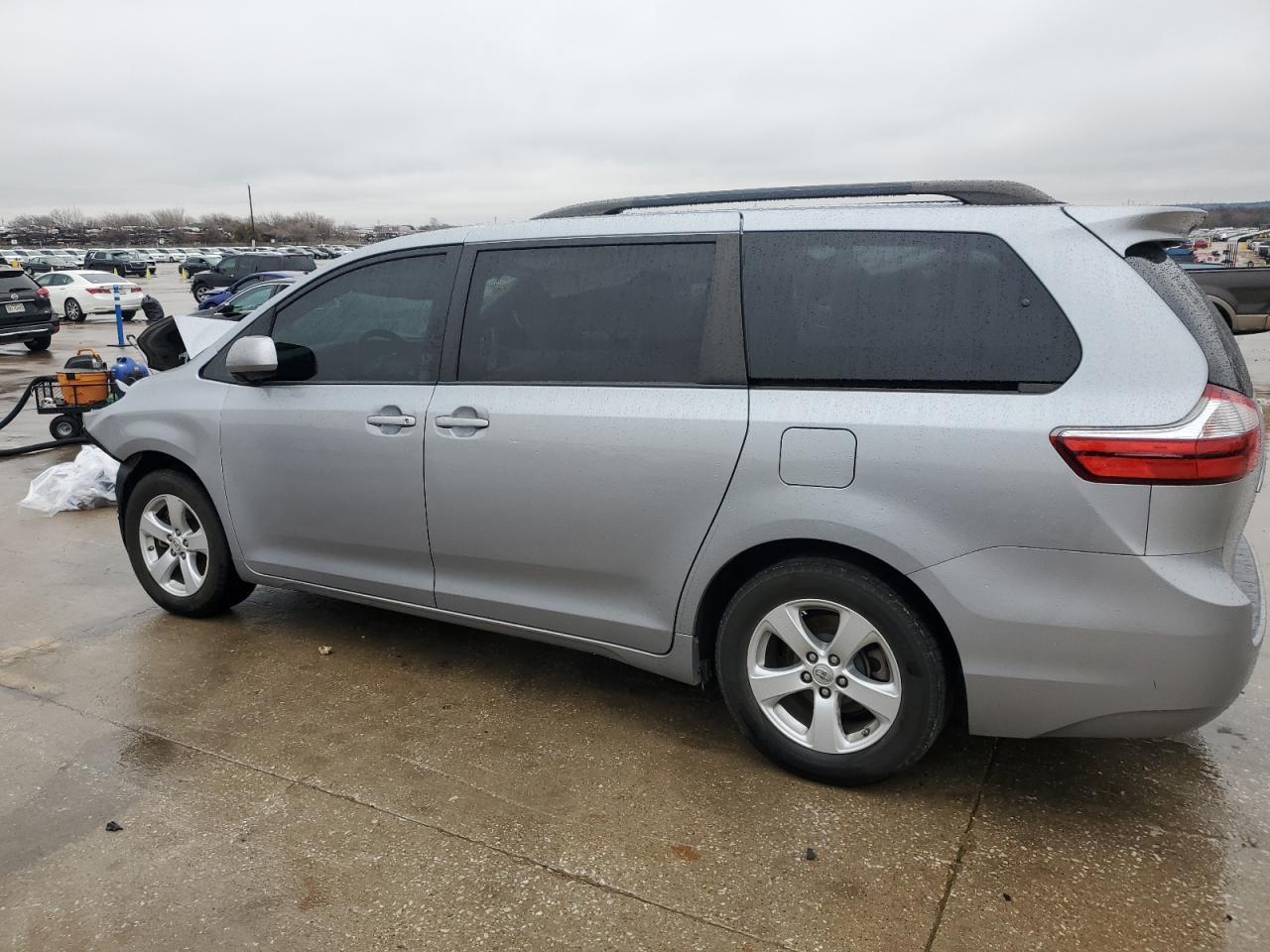 2015 TOYOTA SIENNA LE - Фото 2