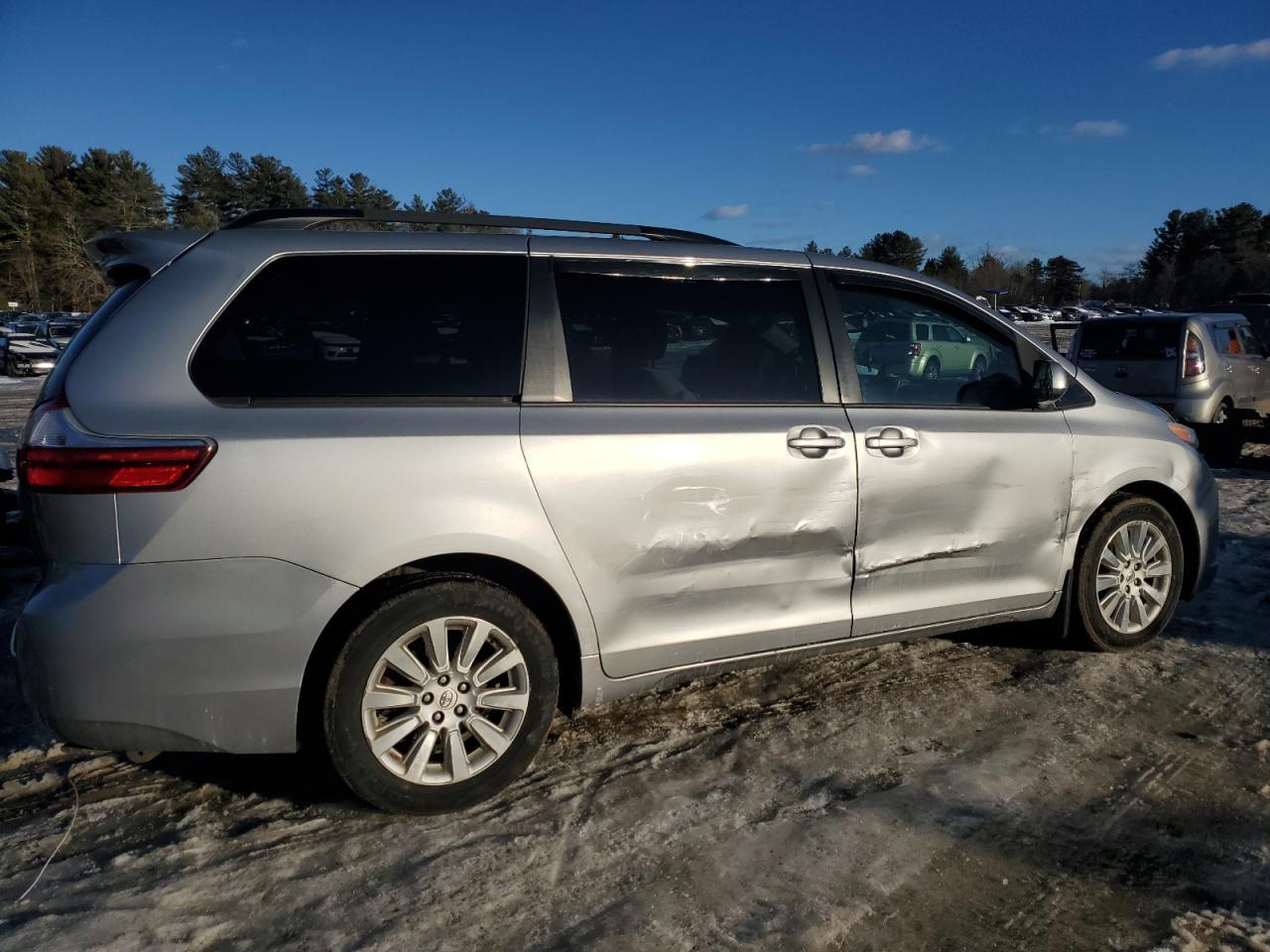 2015 TOYOTA SIENNA LE - Фото 3