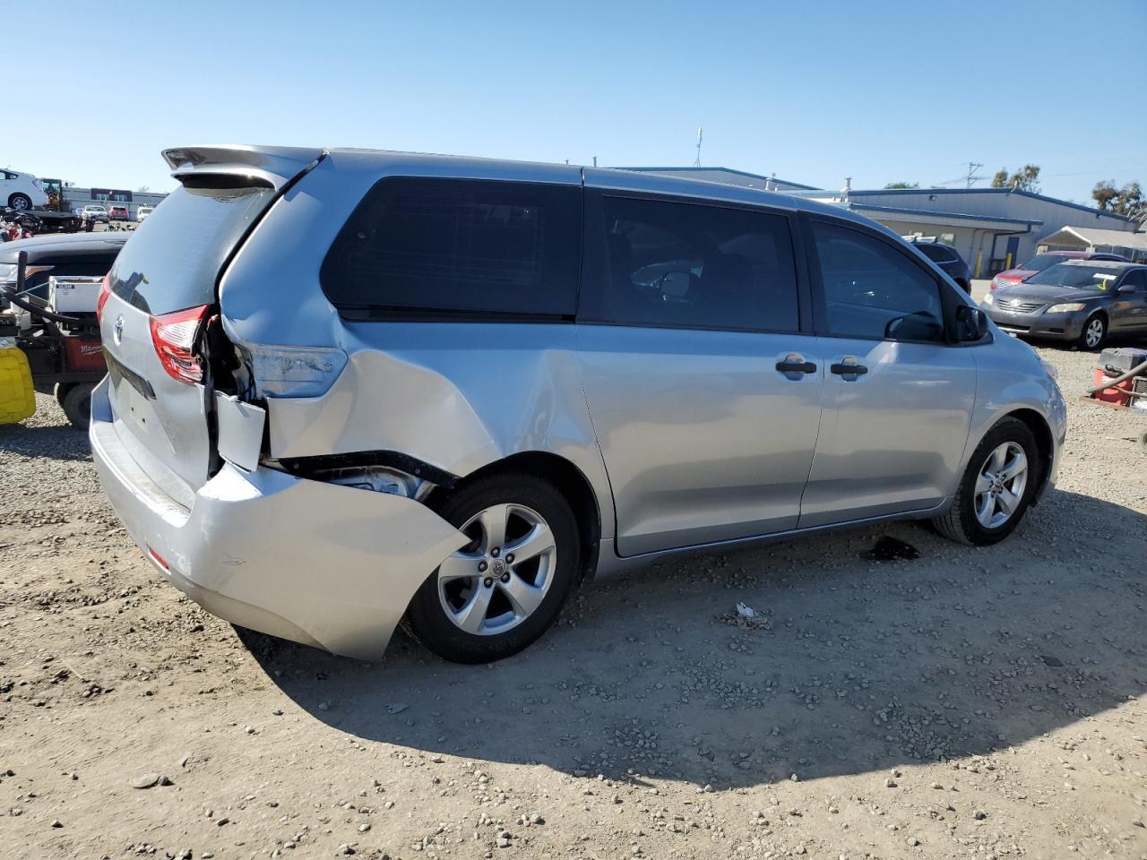 2015 TOYOTA SIENNA - Фото 3