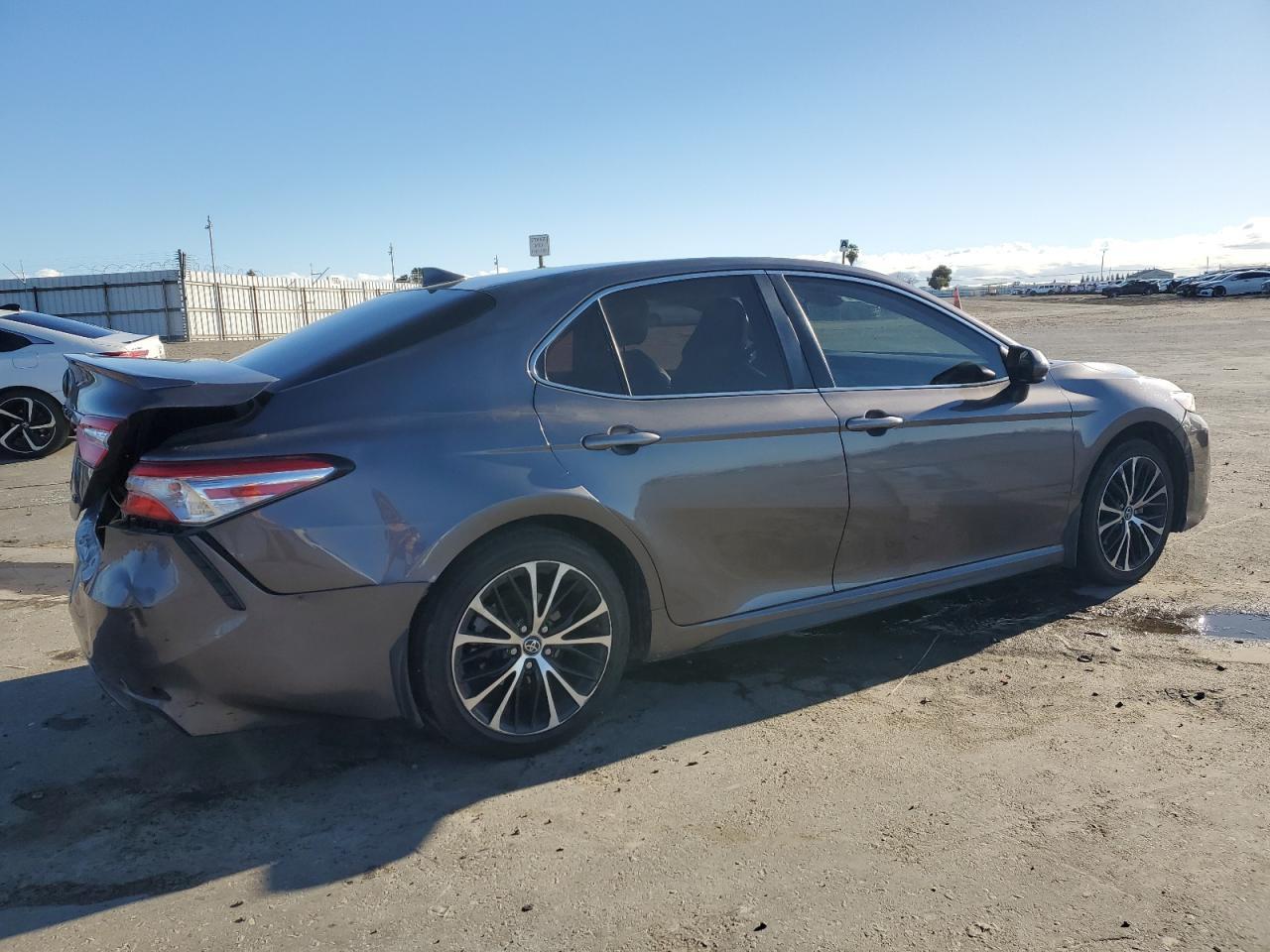 2020 TOYOTA CAMRY SE - Фото 3