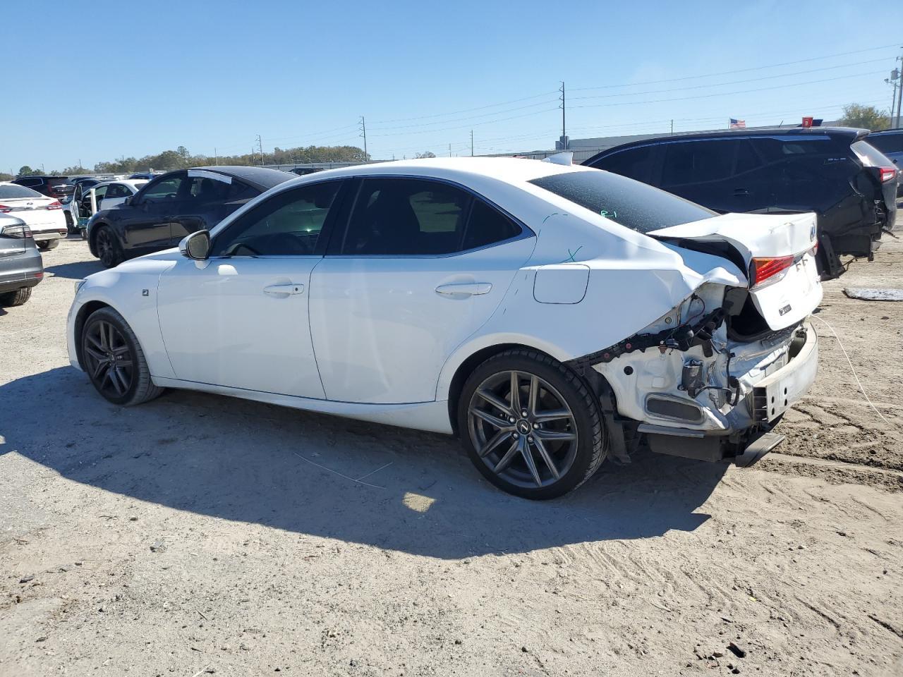 2017 LEXUS IS 200T - Фото 2