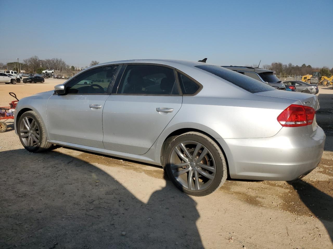 2014 VOLKSWAGEN PASSAT S - Image 2