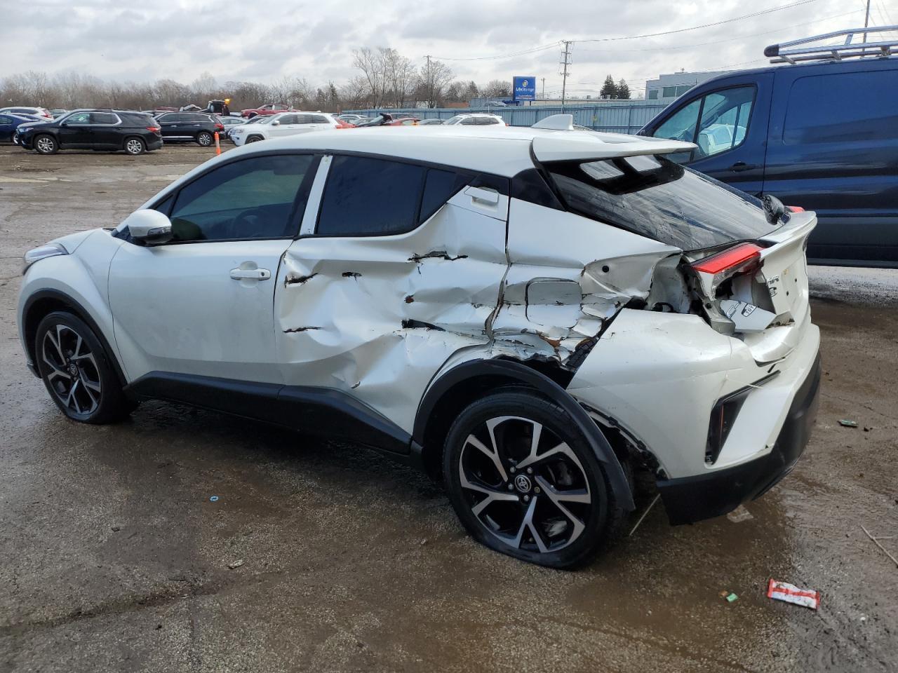 2021 TOYOTA C-HR XLE - Фото 2