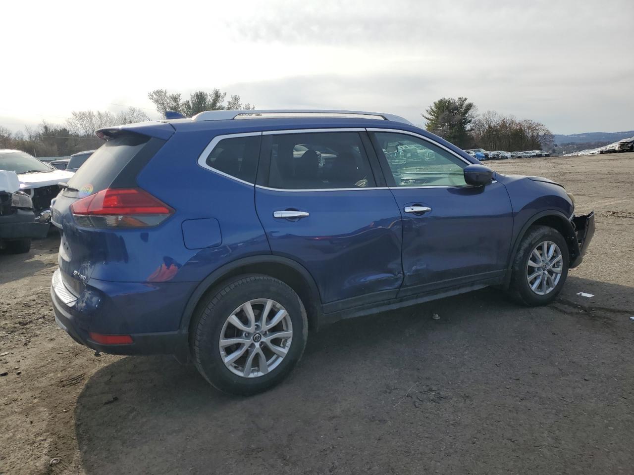 2017 NISSAN ROGUE SV - Image 3