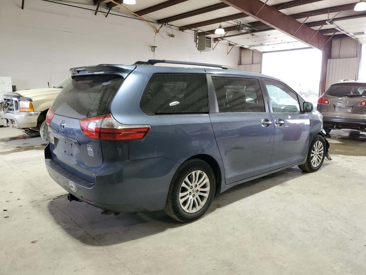 2015 TOYOTA SIENNA XLE - Image 3