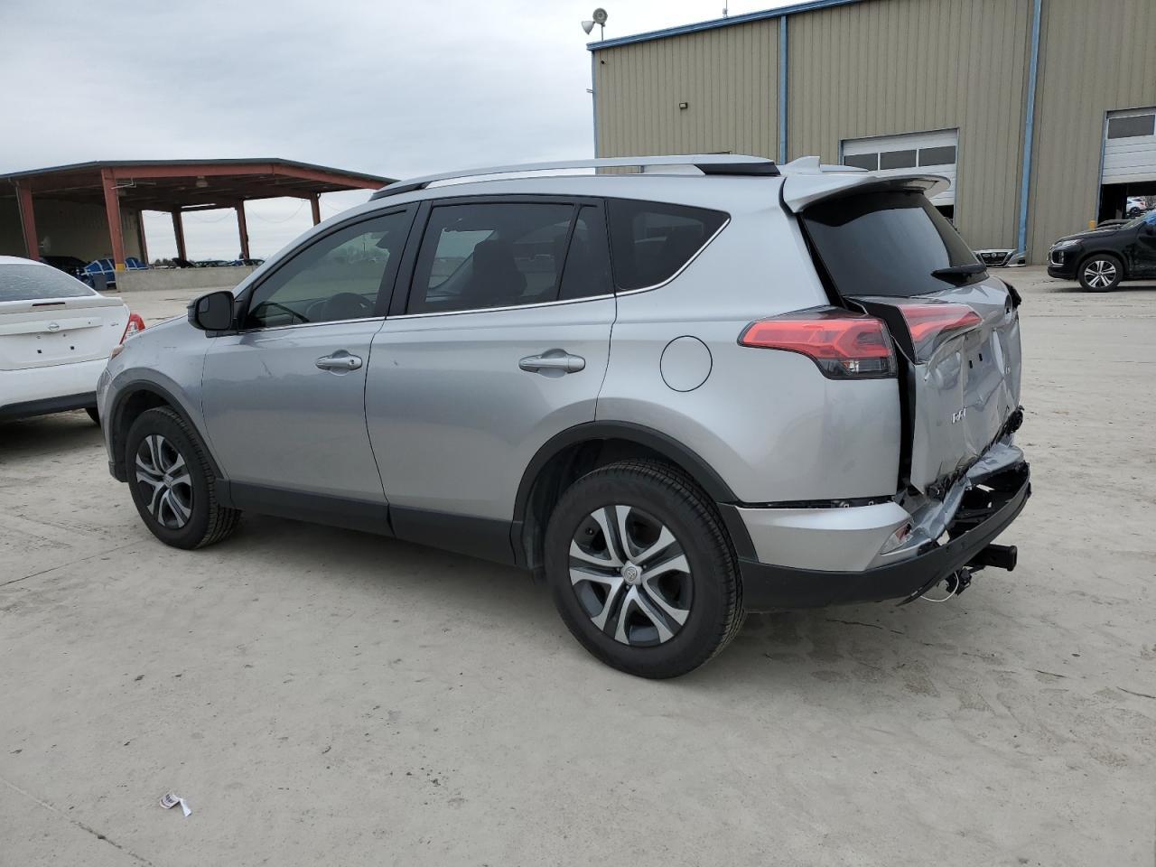 2018 TOYOTA RAV4 LE - Фото 2
