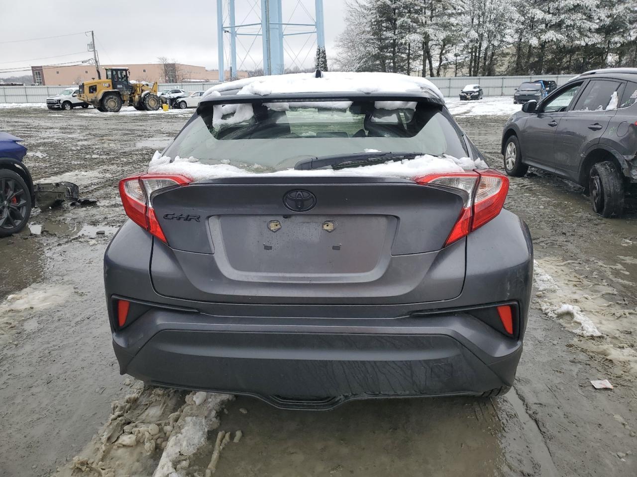 2022 TOYOTA C-HR XLE - Image 6