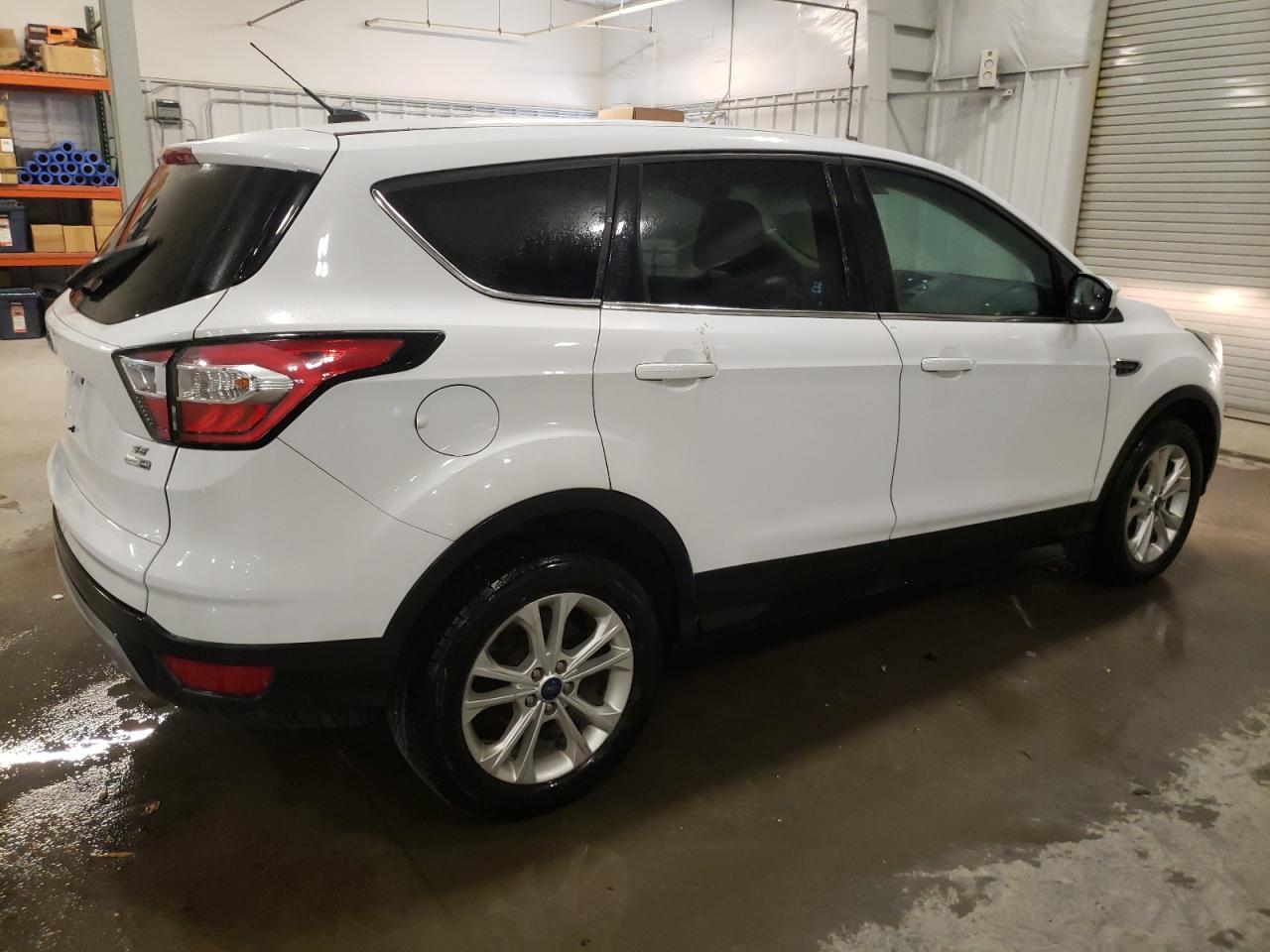 2017 FORD ESCAPE SE - Image 3