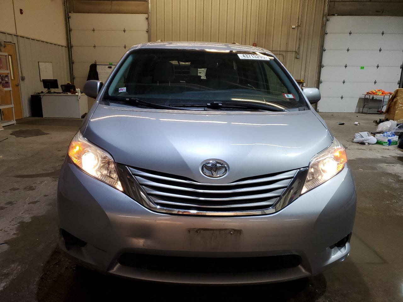 2015 TOYOTA SIENNA LE - Фото 5