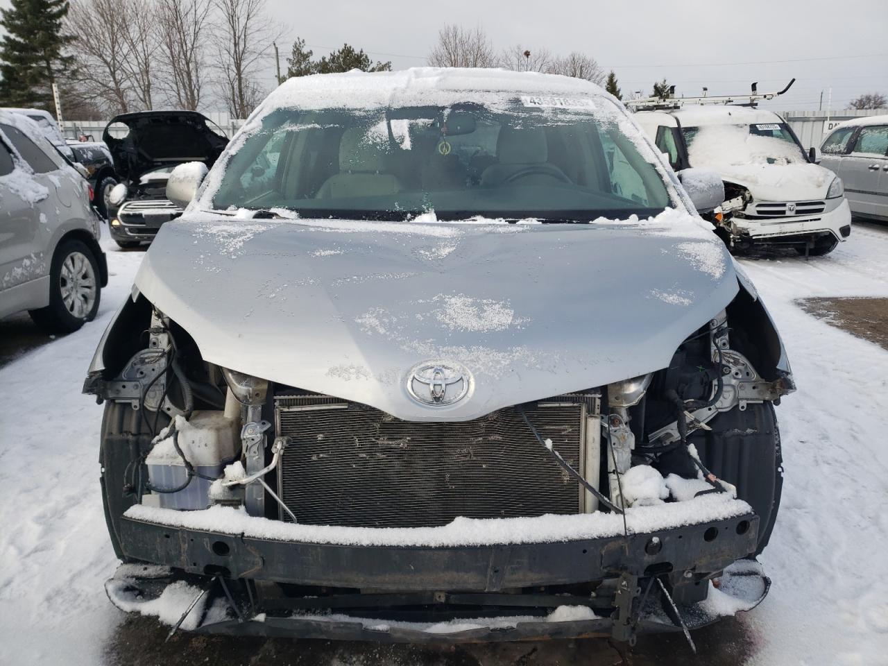 2015 TOYOTA SIENNA LE - Image 5