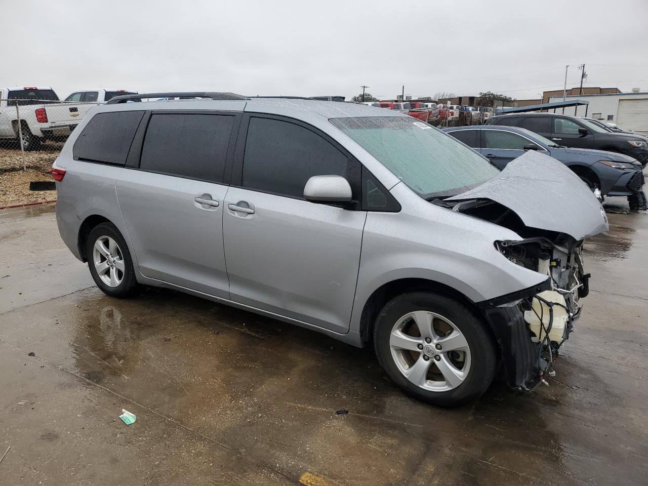 2015 TOYOTA SIENNA LE - Фото 4